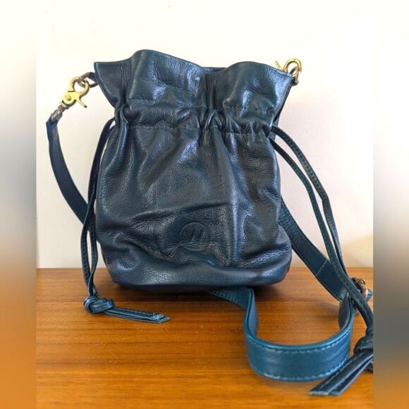 Wanderer's Travel Co Azzurra Pebbled Leather Bronte Bucket Crossbody Bag EUC - Picture 5 of 14